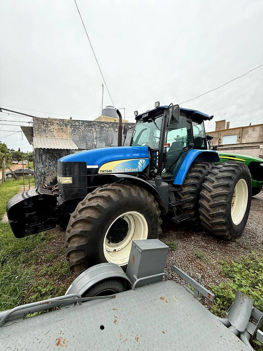 New Holland TM7040